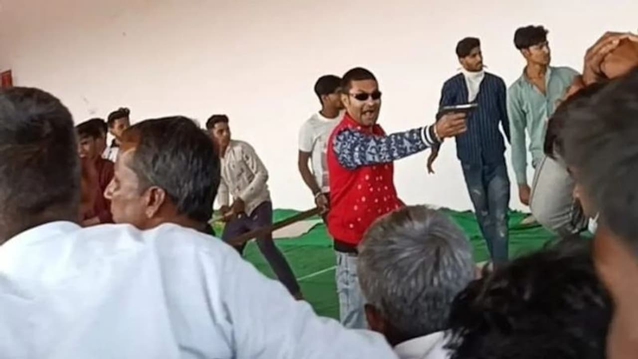 Shot Dead : മധ്യപ്രദേശിൽ വിവാഹ ചടങ്ങിനിടെ ഒരാളെ വെടിവെച്ചു കൊന്നു, അക്രമികളെത്തിയത് 'ജയ് ശ്രീറാം' മുഴക്കി Shot Dead : മധ്യപ്രദേശിൽ വിവാഹ ചടങ്ങിനിടെ ഒരാളെ വെടിവെച്ചു കൊന്നു, അക്രമികളെത്തിയത് 'ജയ് ശ്രീറാം' മുഴക്കി