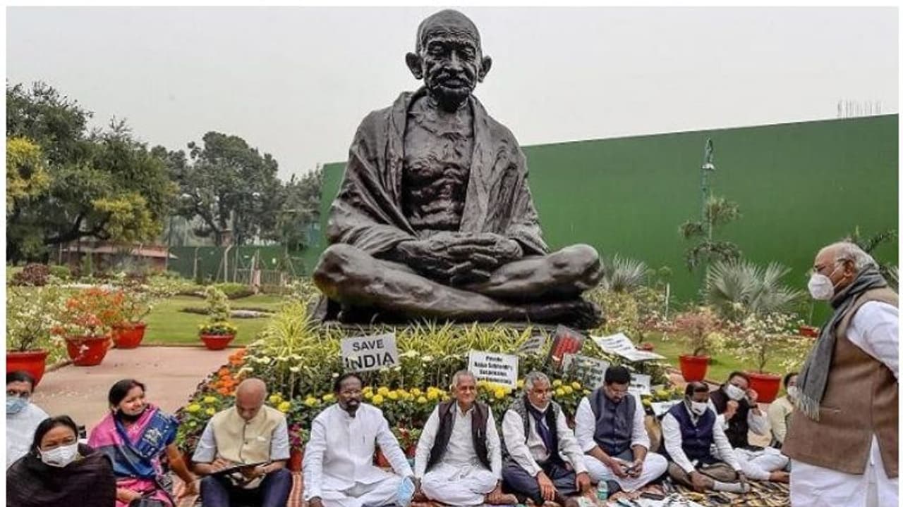 Rajyasabha Susupension : രാജ്യസഭാംഗങ്ങളുടെ സസ്പെൻഷൻ പിൻവലിപ്പിക്കാൻ പ്രതിപക്ഷം; കൂട്ടായ പ്രതിഷേധം നടത്തും Rajyasabha Susupension : രാജ്യസഭാംഗങ്ങളുടെ സസ്പെൻഷൻ പിൻവലിപ്പിക്കാൻ പ്രതിപക്ഷം; കൂട്ടായ പ്രതിഷേധം നടത്തും