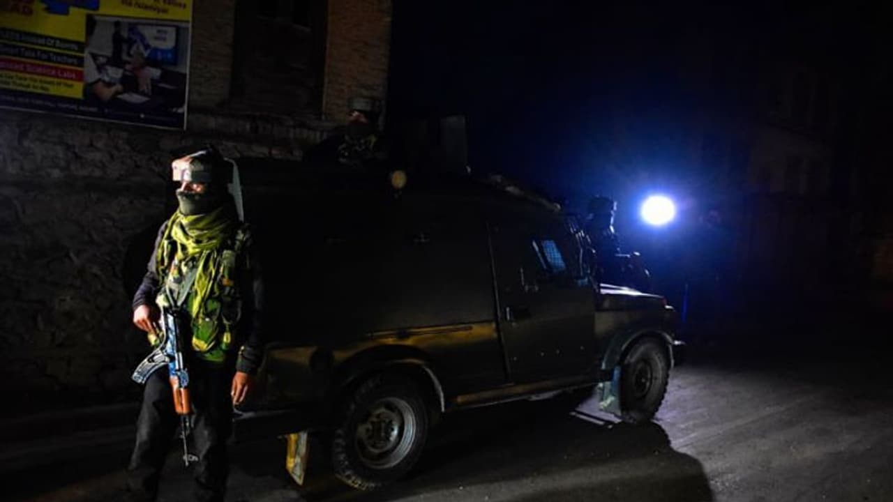 J&K Encounter: श्रीनगर में आतंकी हमले का बदला; लश्कर का एक आतंकी ढेर, कई इलाकों में सर्चिंग जारी J&K Encounter: श्रीनगर में आतंकी हमले का बदला; लश्कर का एक आतंकी ढेर, कई इलाकों में सर्चिंग जारी