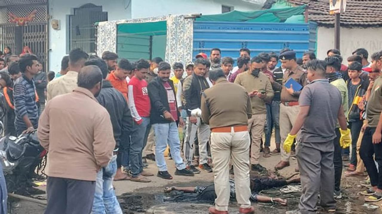 Bhopal में सीवर टैंक में उतरा मजदूर फंसा तो बचाने गए इंजीनियर की भी मौत, ढक्कन के पास रखे जूतों से हुई पहचान Bhopal में सीवर टैंक में उतरा मजदूर फंसा तो बचाने गए इंजीनियर की भी मौत, ढक्कन के पास रखे जूतों से हुई पहचान