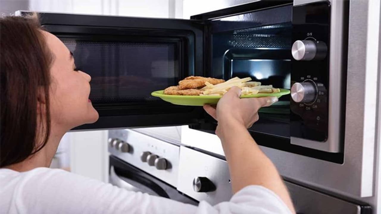 শরীরের সর্বনাশ ডেকে আনছে এই 'মাইক্রোওয়েভ', আপনার নিজের ভুলে ক্ষতি হচ্ছে গোটা পরিবারের শরীরের সর্বনাশ ডেকে আনছে এই 'মাইক্রোওয়েভ', আপনার নিজের ভুলে ক্ষতি হচ্ছে গোটা পরিবারের