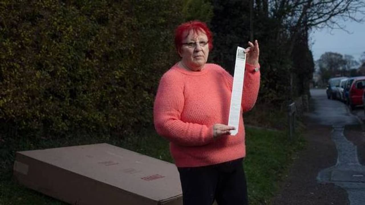 Pamela Holmes : വീടിന്റെ മുന്നിൽ ഒരു കാർഡ്‍ബോർഡ് പെട്ടി വച്ചു, വയോധികയുടെ മേൽ 40,000 രൂപ പിഴ ചുമത്തി