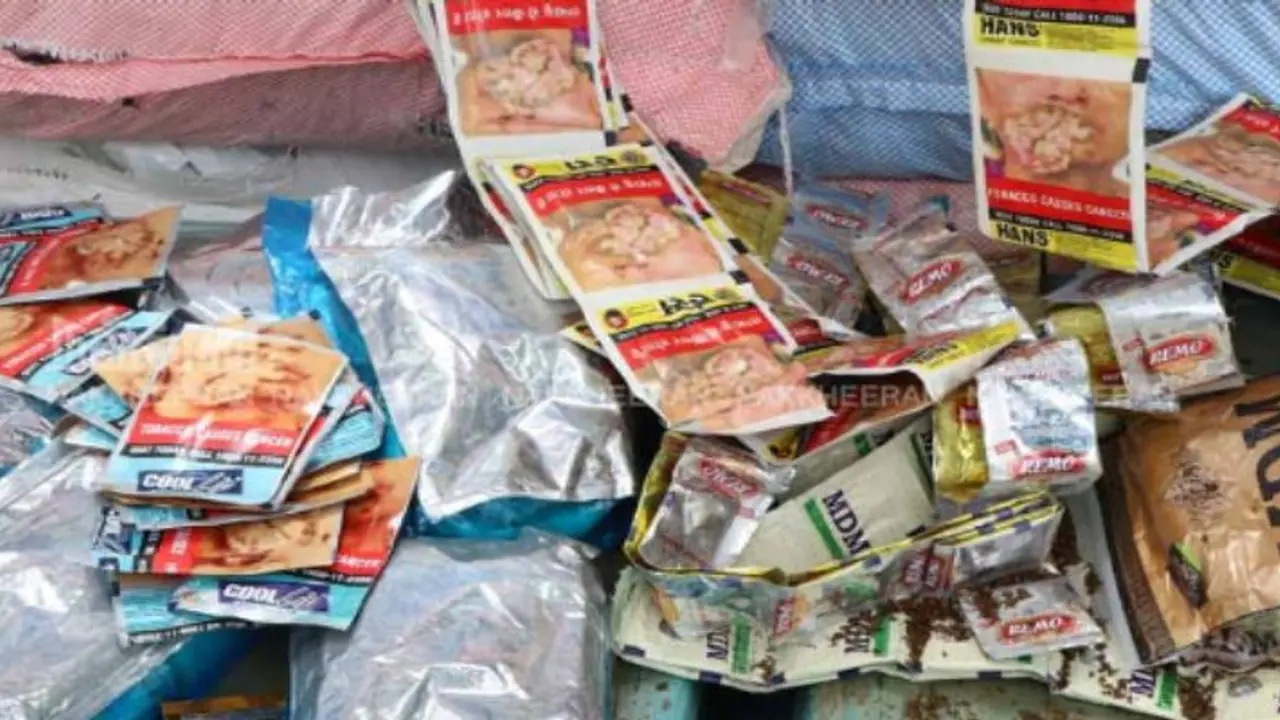 Gutka : தமிழகம் முழுவதும் ‘அதிரடி’ ரெய்டு.. 2,983 பேர் கைது.. 15 டன் குட்கா பறிமுதல்… Gutka : தமிழகம் முழுவதும் ‘அதிரடி’ ரெய்டு.. 2,983 பேர் கைது.. 15 டன் குட்கா பறிமுதல்…