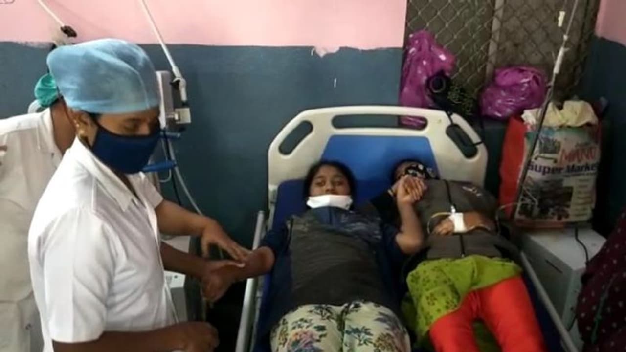 జగిత్యాల: సోషల్ వెల్ఫేర్ హాస్టల్లో భోజనం వికటించి... 25మంది విద్యార్థిణులకు తీవ్ర అస్వస్థత (Video) జగిత్యాల: సోషల్ వెల్ఫేర్ హాస్టల్లో భోజనం వికటించి... 25మంది విద్యార్థిణులకు తీవ్ర అస్వస్థత (Video)