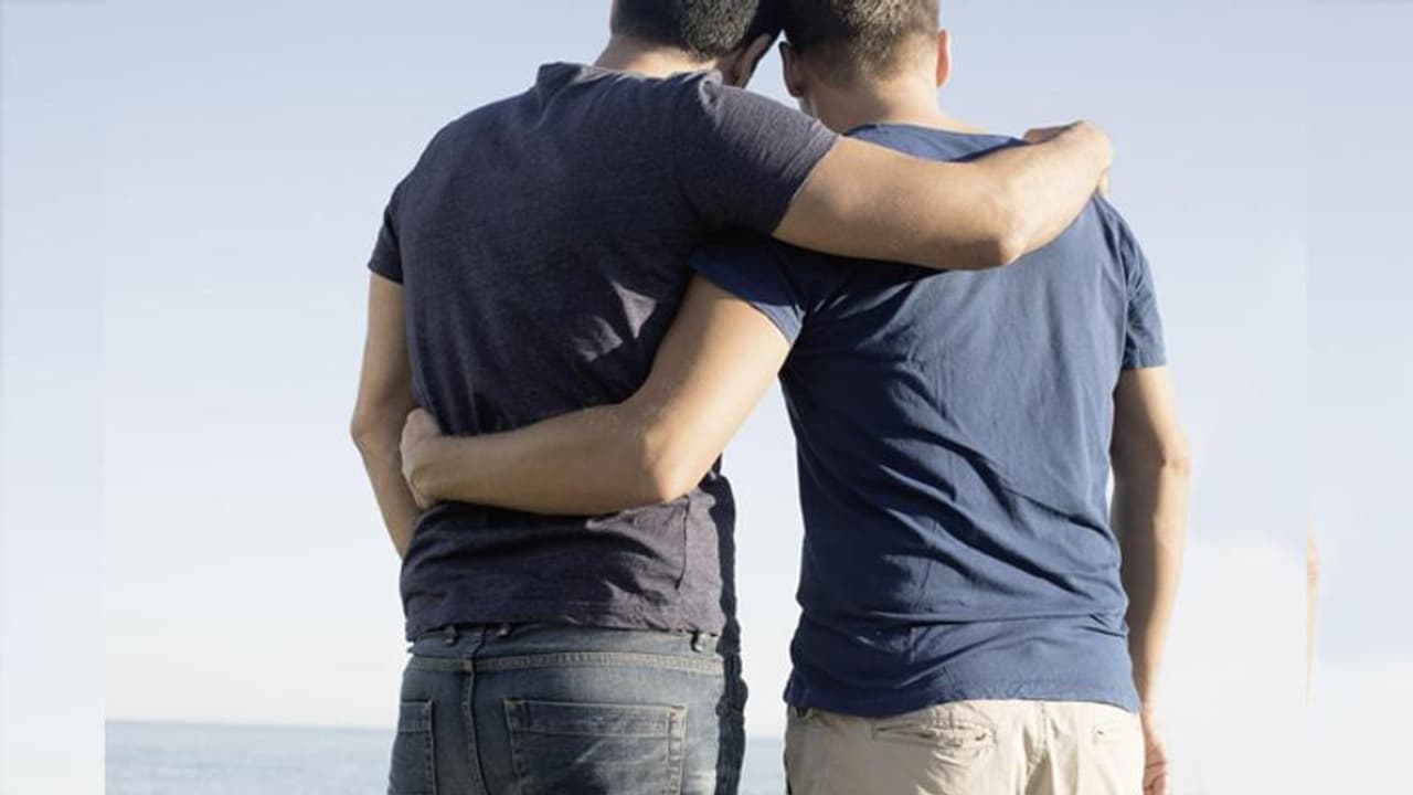 Facebook पर आशिकी: प्यार में पागल लड़का सर्जरी करवाकर बना लड़की, दोनों दोस्त बन गए पति पत्नी..फिर हो गया कांड