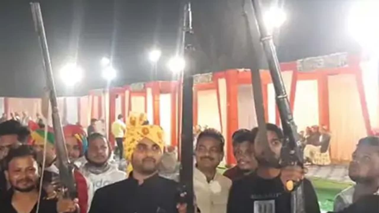 गजब है मंत्री का जलवा: बेटे की शादी में हुई अंधाधुंध फायरिंग, एक एक मेहमान ने दो दो बंदूक लेकर दांगी गोलियां