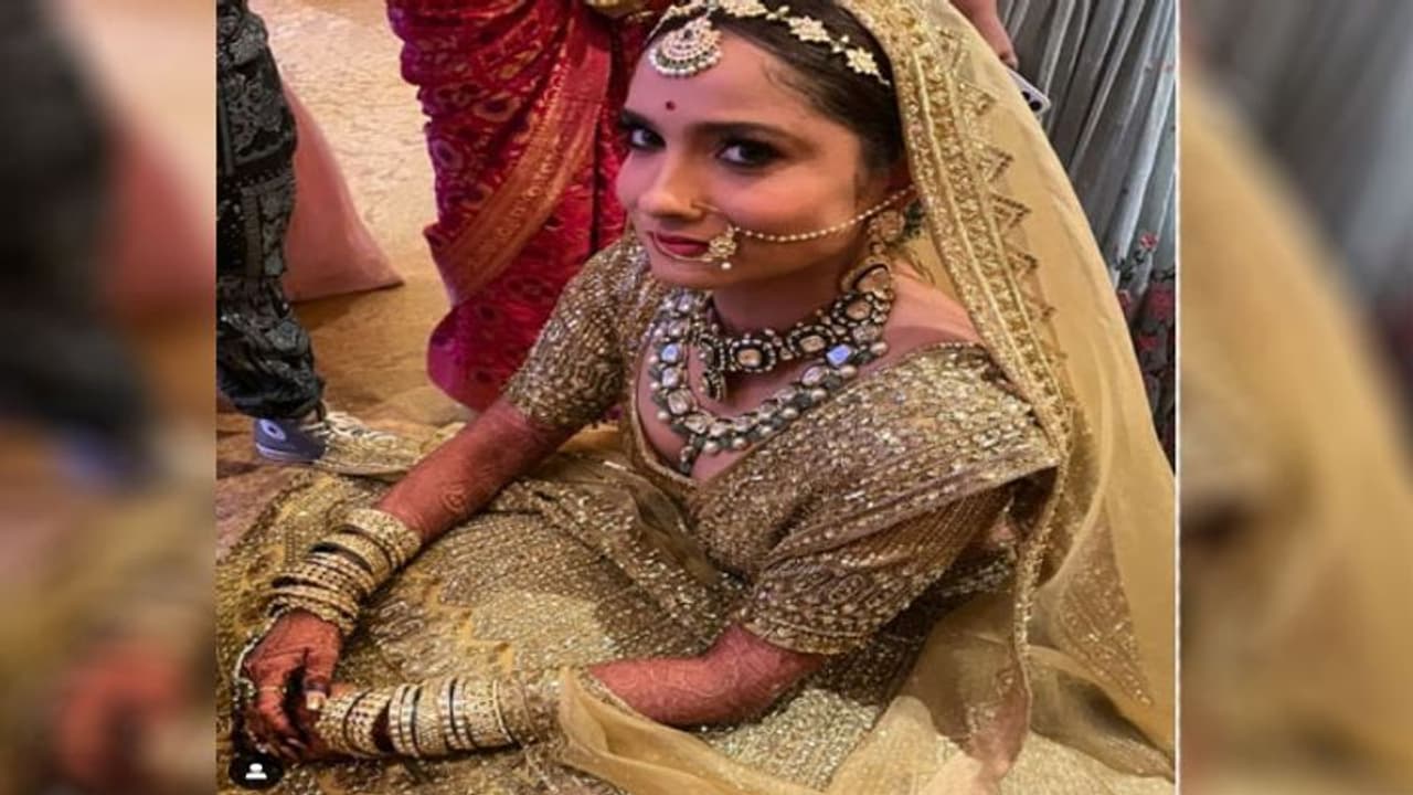 दुल्हन बनी अंकिता की पहली तस्वीर आई सामने, गोल्डन लहंगे में विक्की जैन के साथ लिए सात फेरे दुल्हन बनी अंकिता की पहली तस्वीर आई सामने, गोल्डन लहंगे में विक्की जैन के साथ लिए सात फेरे