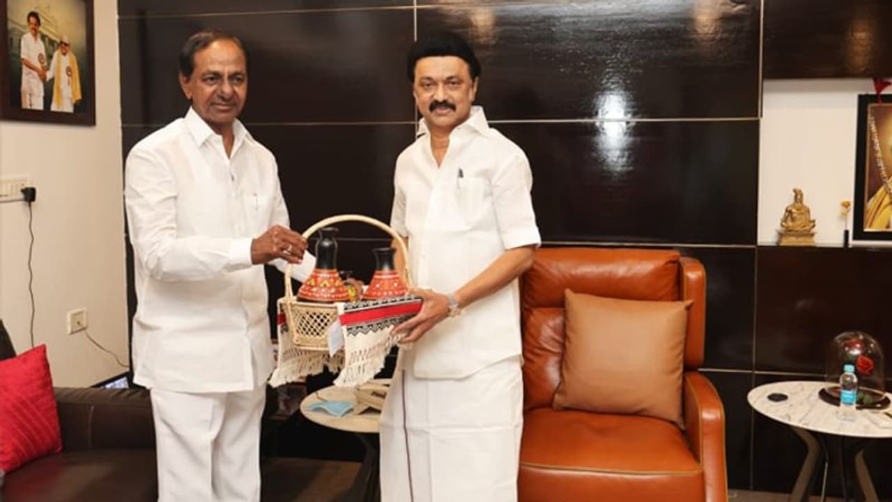 తమిళనాడు సీఎం స్టాలిన్తో కేసీఆర్ భేటీ.. థర్డ్ ఫ్రంట్పై చర్చ తమిళనాడు సీఎం స్టాలిన్తో కేసీఆర్ భేటీ.. థర్డ్ ఫ్రంట్పై చర్చ