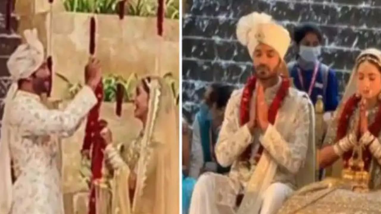 Ankita Lokhande Wedding: एक दूजे के हुए अंकिता और विक्की जैन, स्टेज पर दूल्हे को देख भावुक हो गईं दुल्हन Ankita Lokhande Wedding: एक दूजे के हुए अंकिता और विक्की जैन, स्टेज पर दूल्हे को देख भावुक हो गईं दुल्हन