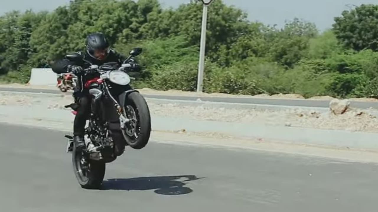 Valimai Update: அடிதூள்... அஜித் ரசிகர்களுக்கு காத்திருக்கும் இன்ப அதிர்ச்சி! வெளியானது வலிமை நியூ அப்டேட்! Valimai Update: அடிதூள்... அஜித் ரசிகர்களுக்கு காத்திருக்கும் இன்ப அதிர்ச்சி! வெளியானது வலிமை நியூ அப்டேட்!