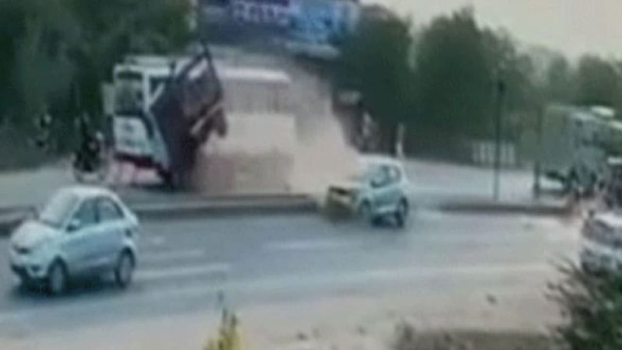 मौत का लाइव वीडियो : पलक झपकते ही आ गई मौत, 7 सेकेंड में खत्म हो गई 4 जिंदगियां, वीडियो देख कांप जाएगी रूह मौत का लाइव वीडियो : पलक झपकते ही आ गई मौत, 7 सेकेंड में खत्म हो गई 4 जिंदगियां, वीडियो देख कांप जाएगी रूह