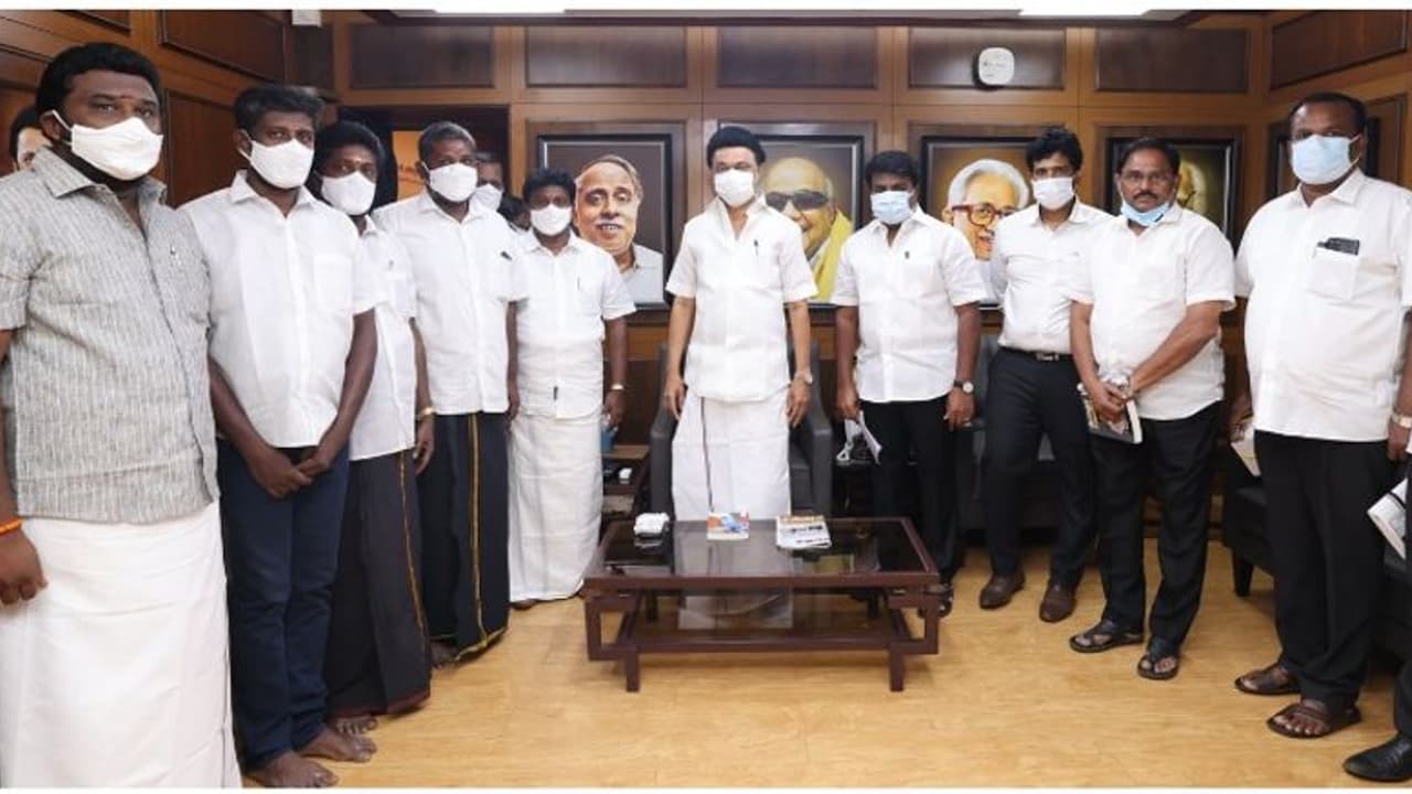 DMK Vs ADMK | அதிமுக மாஜி எம்.பி.யை தட்டித் தூக்கிய திமுக... கோவையில் அதிமுகவை திணறடிக்கும் திமுக..! DMK Vs ADMK | அதிமுக மாஜி எம்.பி.யை தட்டித் தூக்கிய திமுக... கோவையில் அதிமுகவை திணறடிக்கும் திமுக..!