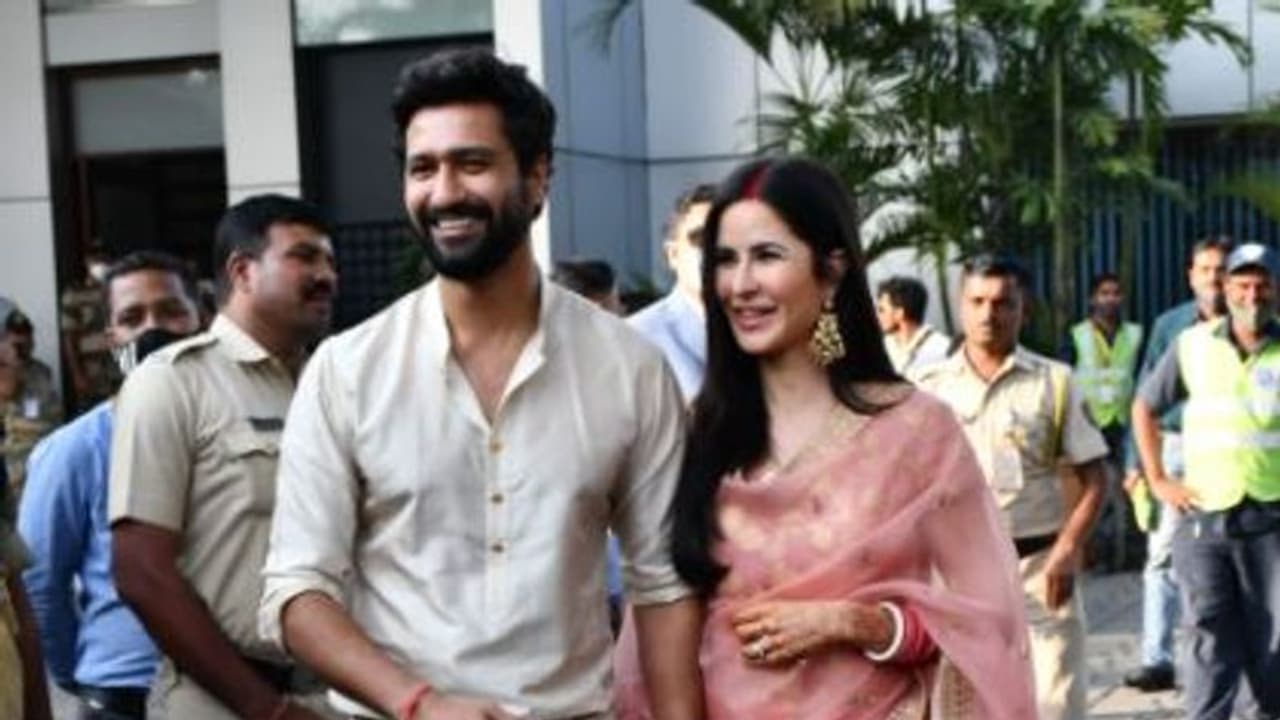 Katrina Vicky Wedding: এয়ারপোর্টে সিঁদুর চূড়ায় নতুন রূপে ক্যাটরিনা, হাতে হাত রেখে জনসমক্ষে ভিক্যাট Katrina Vicky Wedding: এয়ারপোর্টে সিঁদুর চূড়ায় নতুন রূপে ক্যাটরিনা, হাতে হাত রেখে জনসমক্ষে ভিক্যাট