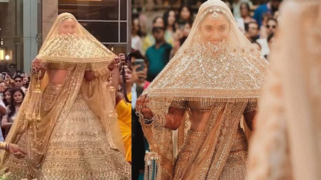 लंबा सा घूघंट डाल राजकुमारी की तरह मंडप पहुंची Ankita Lokhande, गोल्डन लहंगे में खूबसूरत दिखी दुल्हनिया लंबा सा घूघंट डाल राजकुमारी की तरह मंडप पहुंची Ankita Lokhande, गोल्डन लहंगे में खूबसूरत दिखी दुल्हनिया