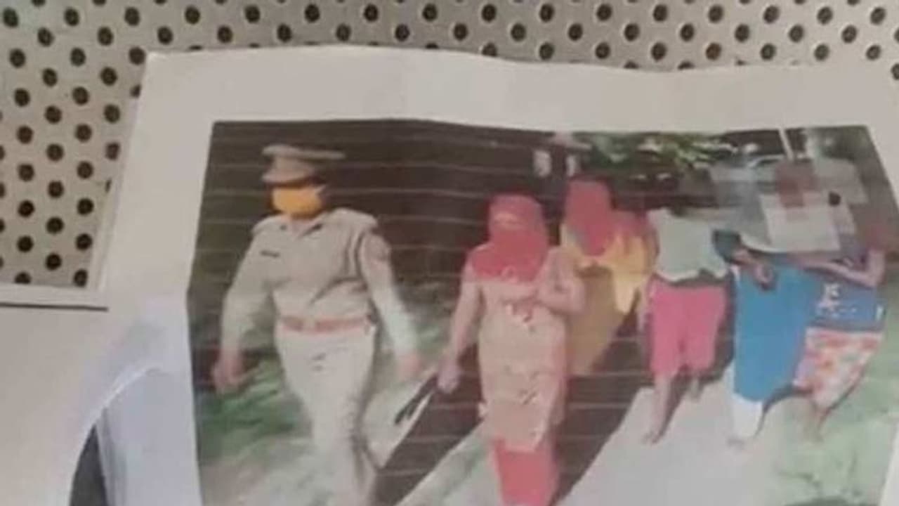 पति की पुलिस से गुहार ‘मेरी पत्नी धंधा करती, उसे बचा लो’, फिर सामने आया सेक्स रैकेट पोर्न वीडियो का खेल पति की पुलिस से गुहार ‘मेरी पत्नी धंधा करती, उसे बचा लो’, फिर सामने आया सेक्स रैकेट पोर्न वीडियो का खेल