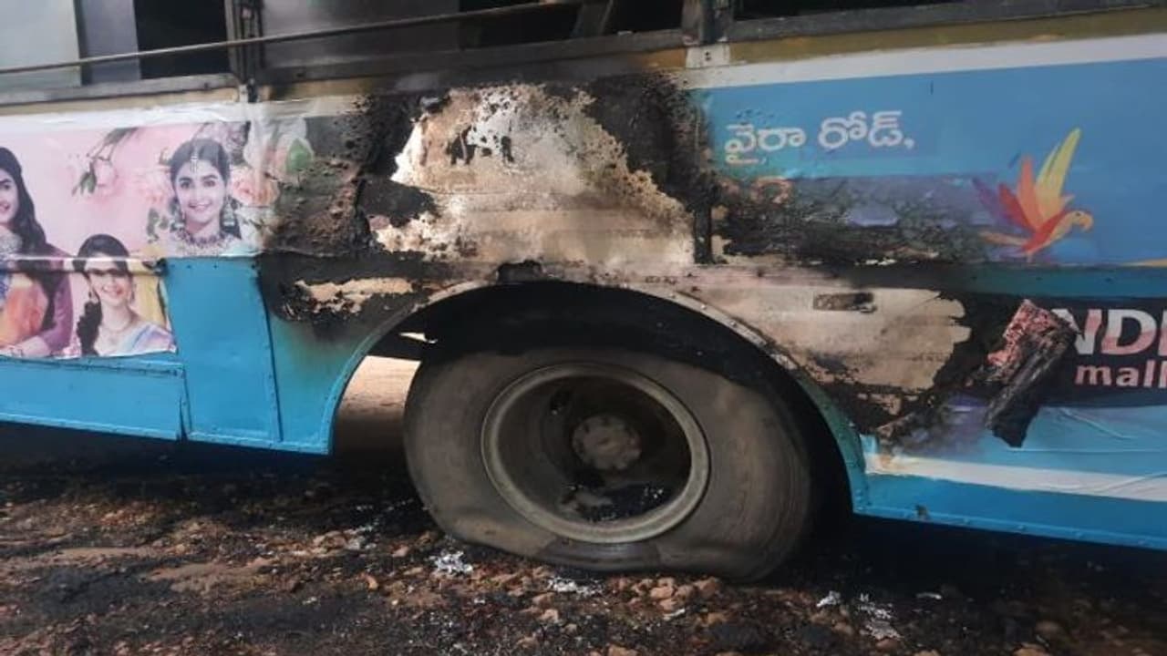 TSRTC: ములుగు జిల్లాలో అర్ధరాత్రి ఆర్టిసి బస్సు దగ్దం... మావోయిస్టుల పనేనా?