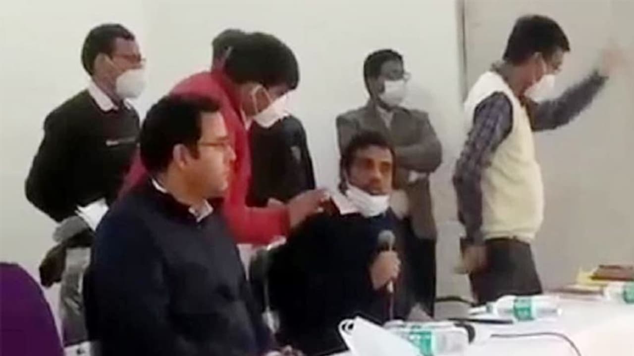 MP के कलेक्टर की वैक्सीनेशन टीम को धमकी, 'एक भी आदमी टीके से छूटा तो फांसी पर लटका दूंगा' MP के कलेक्टर की वैक्सीनेशन टीम को धमकी, 'एक भी आदमी टीके से छूटा तो फांसी पर लटका दूंगा'