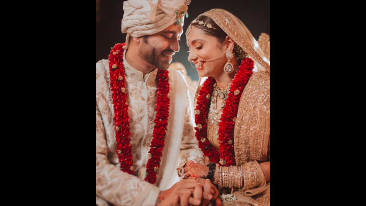 Ankita Vicky Marriage : অঙ্কিতাকে চরম আদরে ভরালেন ভিকি, জড়িয়ে ধরে কেঁদে ফেললেন মিসেস জৈন Ankita Vicky Marriage : অঙ্কিতাকে চরম আদরে ভরালেন ভিকি, জড়িয়ে ধরে কেঁদে ফেললেন মিসেস জৈন