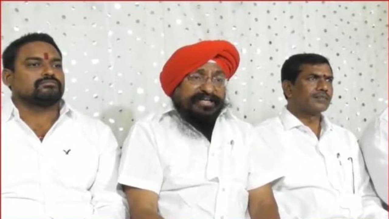 బండి సంజయ్ బిఆర్ఎస్ లో చేరడానికి సిద్దమయ్యారు..సీఎంను కలిసే ప్రయత్నం: రవీందర్ సింగ్ సంచలనం (వీడియో) బండి సంజయ్ బిఆర్ఎస్ లో చేరడానికి సిద్దమయ్యారు..సీఎంను కలిసే ప్రయత్నం: రవీందర్ సింగ్ సంచలనం (వీడియో)