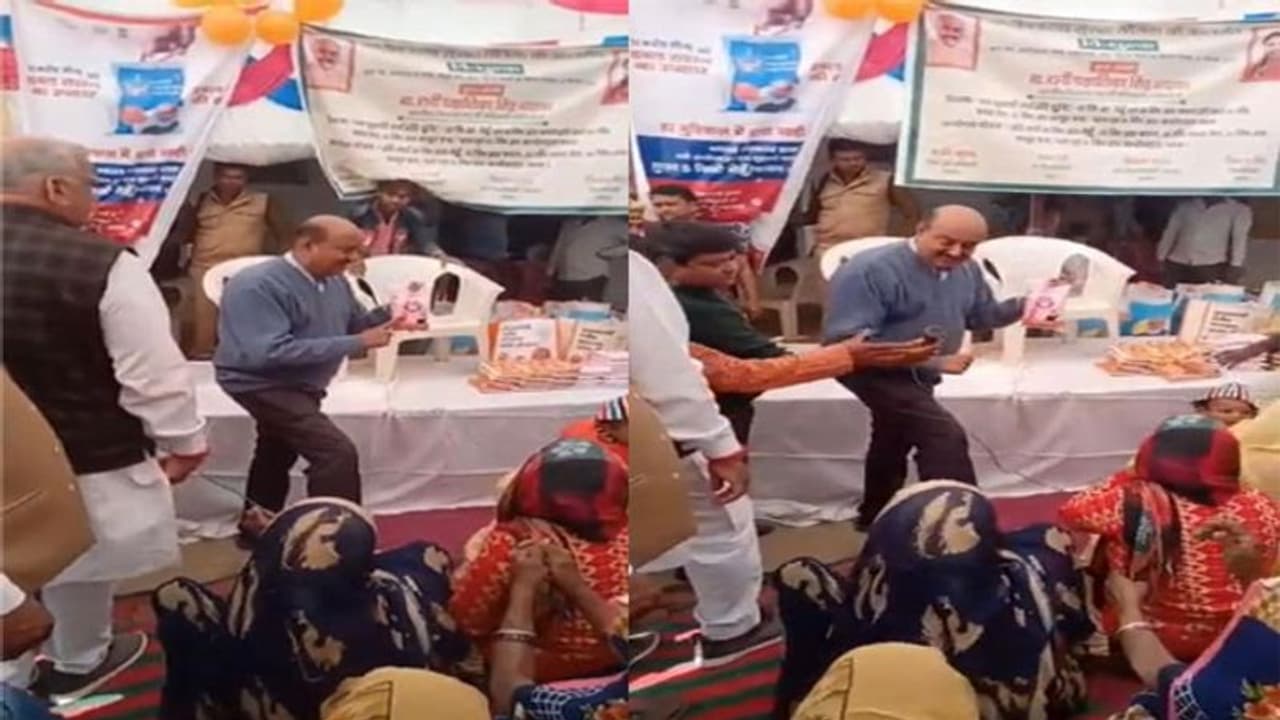 राशन के बदले वोट मांग रहे BJP नेता, वायरल हुआ वीडियो राशन के बदले वोट मांग रहे BJP नेता, वायरल हुआ वीडियो