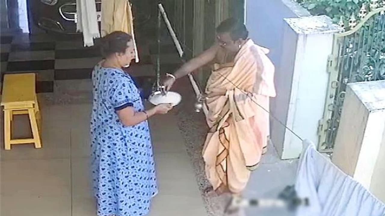 ఒంటినిండా బంగారంతో భిక్షాటన.. సిద్ధాంతి వేషంలో మోసం... ఒంటినిండా బంగారంతో భిక్షాటన.. సిద్ధాంతి వేషంలో మోసం...