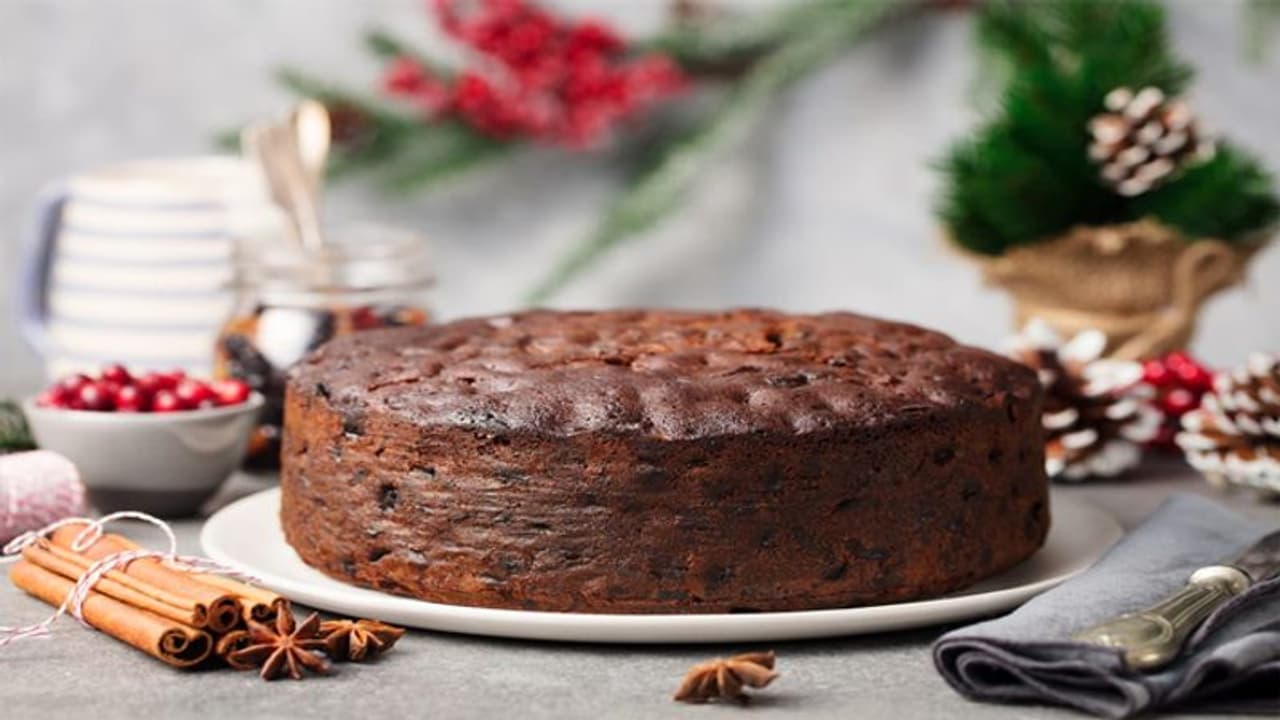 Christmas 2021: क्रिसमस पर घर बनाना है रम केक, तो इस ट्रिक से झटपट बनाएं टेस्टी Rum and Raisin Cake