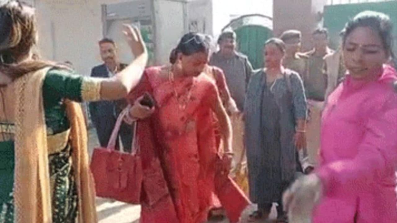 जब Tejashwi और नई दुल्हन को बधाई देने लालू के घर पहुंचे किन्नर, ढोलक की थाप पर जमकर नाचे..लेकिन हो गए मायूस जब Tejashwi और नई दुल्हन को बधाई देने लालू के घर पहुंचे किन्नर, ढोलक की थाप पर जमकर नाचे..लेकिन हो गए मायूस