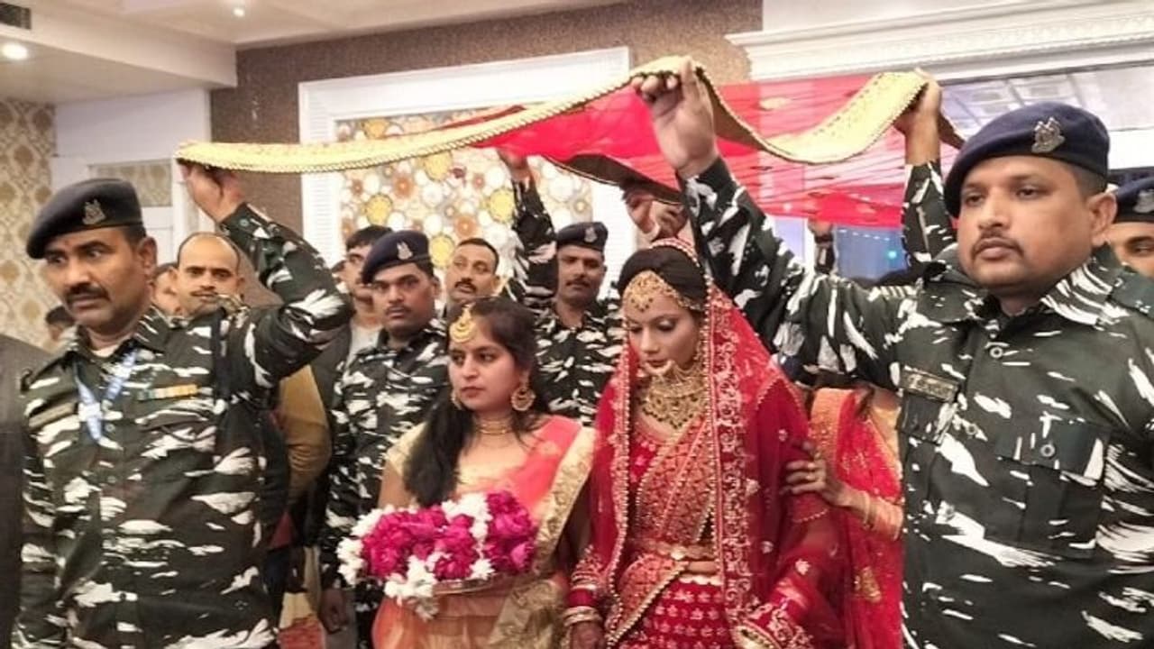 CRPF Jawan: জঙ্গি হানায় নিহত সিআরপিএফ জওয়ান, সহকর্মীরা প্রথা মেনে বোনের বিয়ে দিলেন CRPF Jawan: জঙ্গি হানায় নিহত সিআরপিএফ জওয়ান, সহকর্মীরা প্রথা মেনে বোনের বিয়ে দিলেন