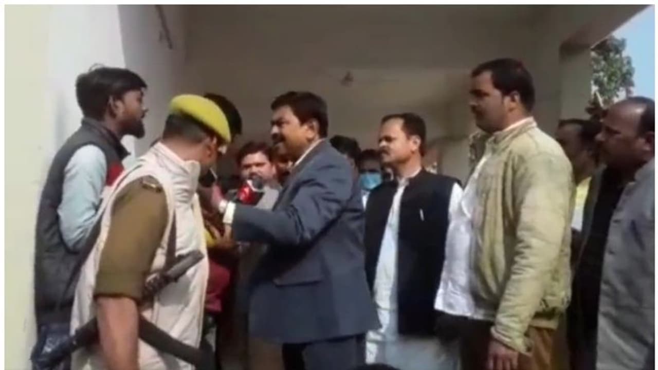 Lakhimpur Kheri: జర్నలిస్టులను దూషించిన కేంద్ర మంత్రి అజయ్ మిశ్రా.. మైక్ గుంజుకుని ఆగ్రహం Lakhimpur Kheri: జర్నలిస్టులను దూషించిన కేంద్ర మంత్రి అజయ్ మిశ్రా.. మైక్ గుంజుకుని ఆగ్రహం