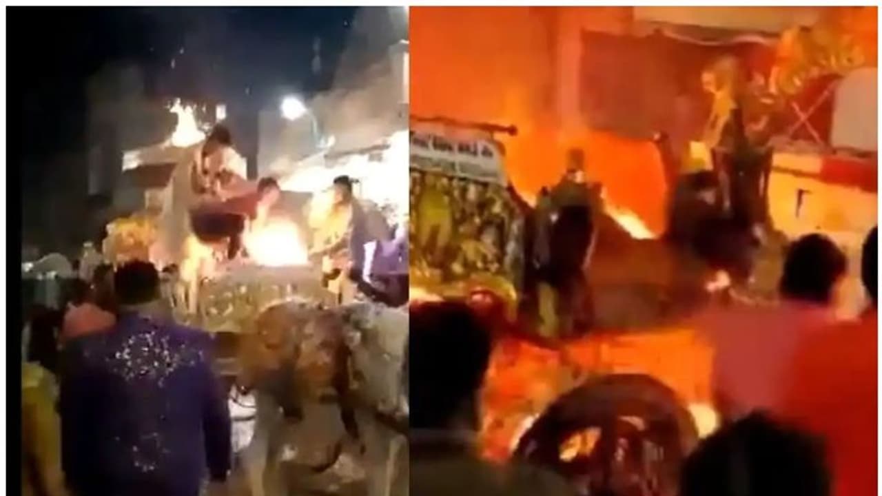 Horse Carriage With Groom Catches Fire : വരന്‍ സഞ്ചരിച്ച കുതിര വണ്ടിക്ക് തീപിടിച്ചു; പിന്നെ സംഭവിച്ചത്