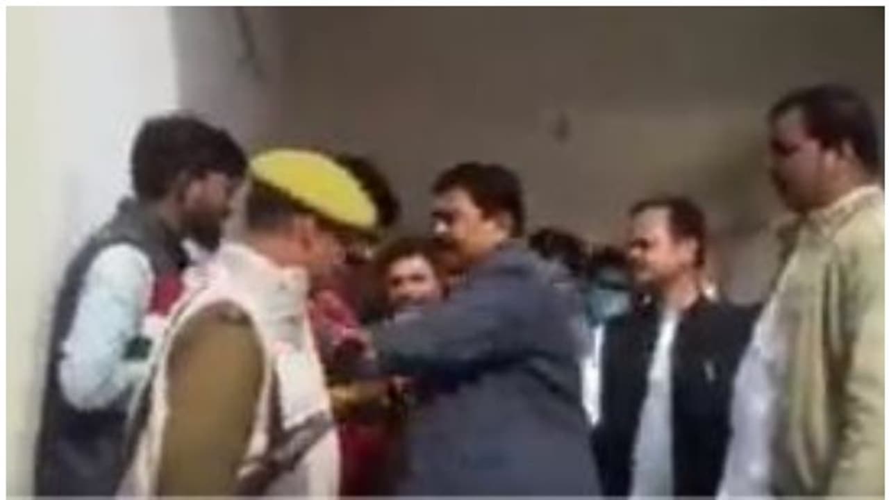 Ajay Mishra harass Journalist : മകനെക്കുറിച്ച് ചോദിച്ച മാധ്യമപ്രവര്‍ത്തകനെ കോളറില്‍ പിടിച്ച് അജയ് മിശ്ര