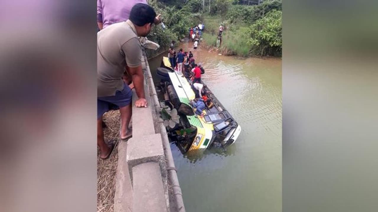 Andhra Bus Accident 9 dead: தலைகீழாக பேருந்து கவிழ்ந்து விபத்து.. இதுவரை 9 பேர் பலி.. Andhra Bus Accident 9 dead: தலைகீழாக பேருந்து கவிழ்ந்து விபத்து.. இதுவரை 9 பேர் பலி..