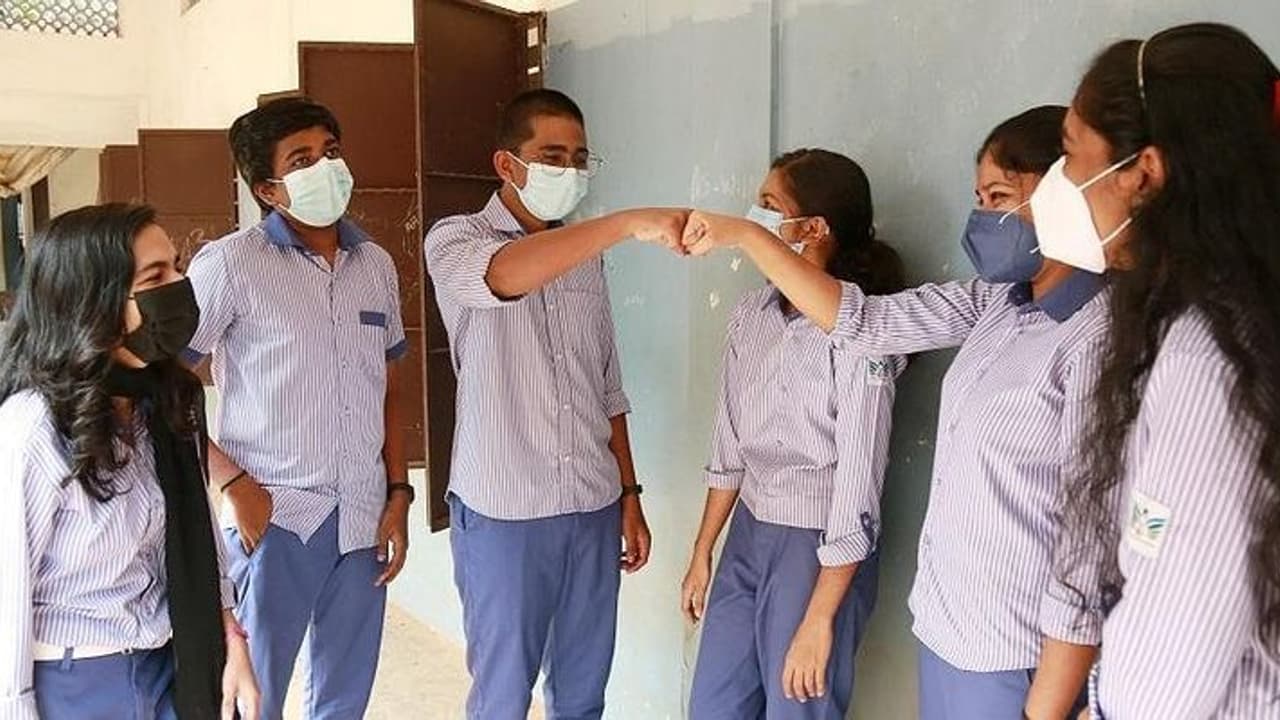 kerala school uniform controversy : ஒரே மாதிரியான சீருடை ..! ஆதரவா..? எதிர்ப்பா? kerala school uniform controversy : ஒரே மாதிரியான சீருடை ..! ஆதரவா..? எதிர்ப்பா?