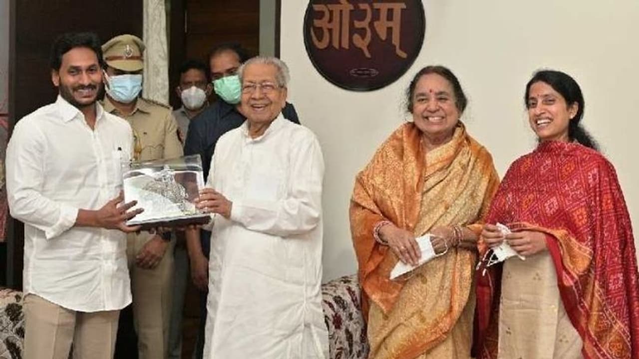 గవర్నర్ను పరామర్శించిన CM YS Jagan దంపతులు గవర్నర్ను పరామర్శించిన CM YS Jagan దంపతులు