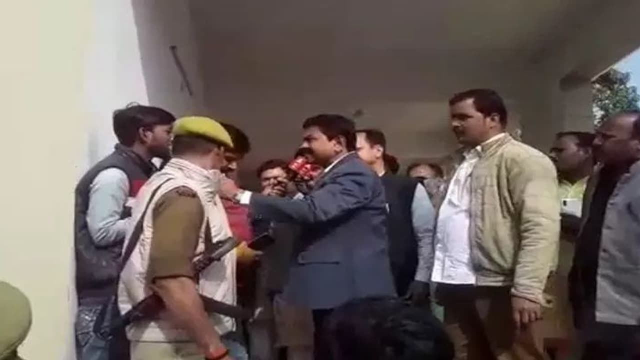 Lakhimpur kheri violence: केंद्रीय गृह राज्यमंत्री अजय कुमार मिश्र टेनी की बर्खास्तगी के लिए विपक्ष का हंगामा Lakhimpur kheri violence: केंद्रीय गृह राज्यमंत्री अजय कुमार मिश्र टेनी की बर्खास्तगी के लिए विपक्ष का हंगामा