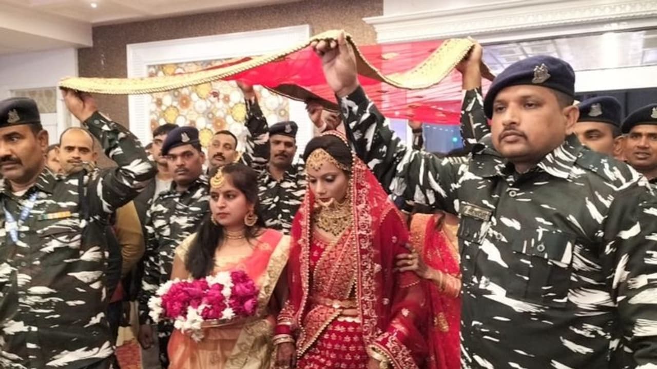 Wedding of slain soldier’s sister : വീരമൃത്യു വരിച്ച ജവാന്റെ സഹോദരിയുടെ വിവാഹം, ആ സ്ഥാനം ഏറ്റെടുത്ത് ജവാന്മാർ Wedding of slain soldier’s sister : വീരമൃത്യു വരിച്ച ജവാന്റെ സഹോദരിയുടെ വിവാഹം, ആ സ്ഥാനം ഏറ്റെടുത്ത് ജവാന്മാർ