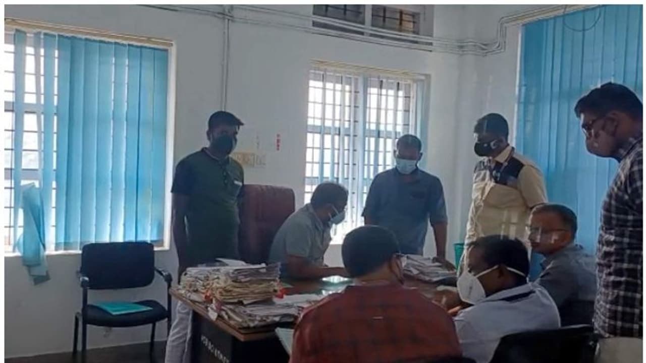 Bribery Arrest : 25000 രൂപ കൈക്കൂലി വാങ്ങുന്നതിനിടെ മലിനീകരണ നിയന്ത്രണ ബോർഡ് ഉദ്യോഗസ്ഥൻ പിടിയിൽ Bribery Arrest : 25000 രൂപ കൈക്കൂലി വാങ്ങുന്നതിനിടെ മലിനീകരണ നിയന്ത്രണ ബോർഡ് ഉദ്യോഗസ്ഥൻ പിടിയിൽ