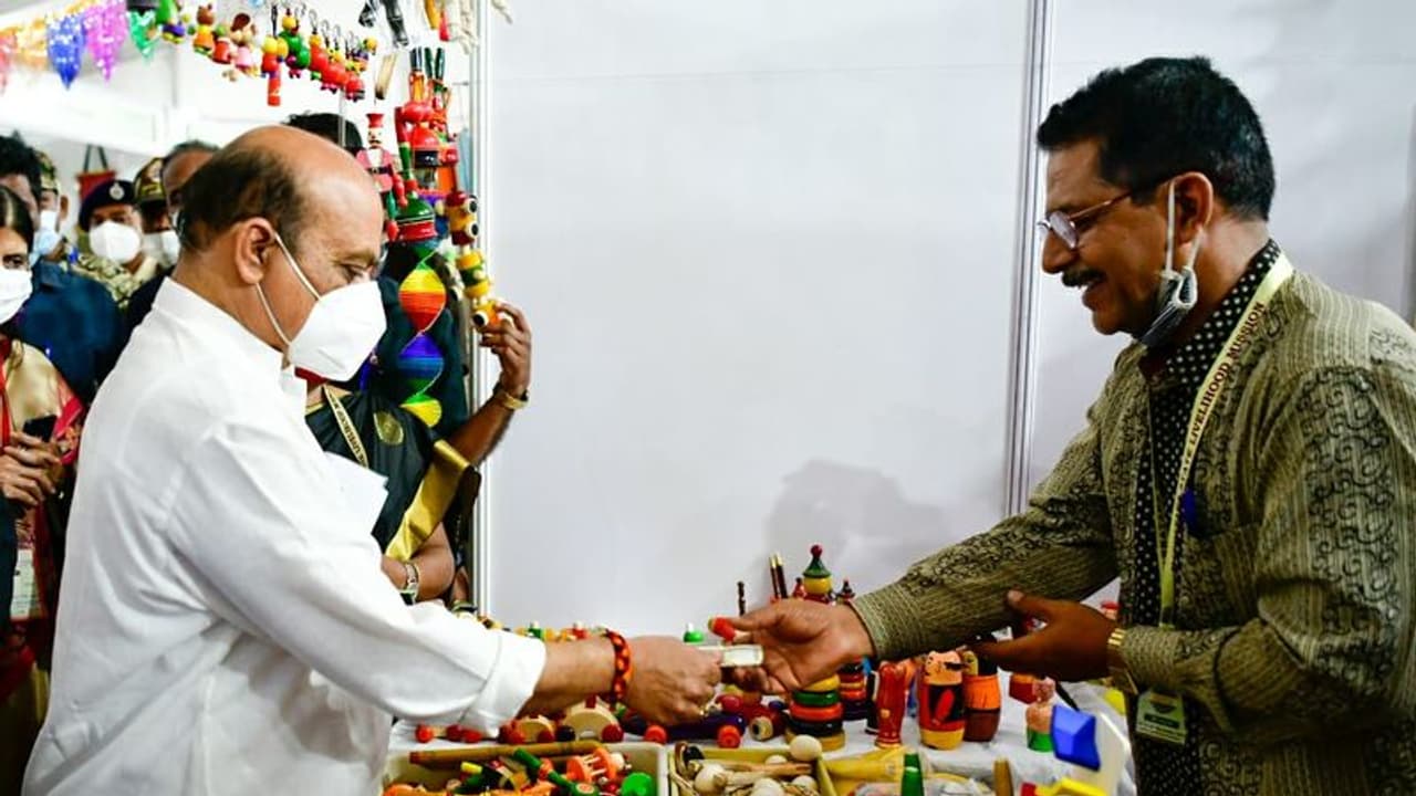 Karnataka Small Scale Industries : ಚನ್ನಪಟ್ಟಣ ಗೊಂಬೆ ಖರೀದಿಸಿದ ಸಿಎಂ ಬೊಮ್ಮಾಯಿ! Karnataka Small Scale Industries : ಚನ್ನಪಟ್ಟಣ ಗೊಂಬೆ ಖರೀದಿಸಿದ ಸಿಎಂ ಬೊಮ್ಮಾಯಿ!