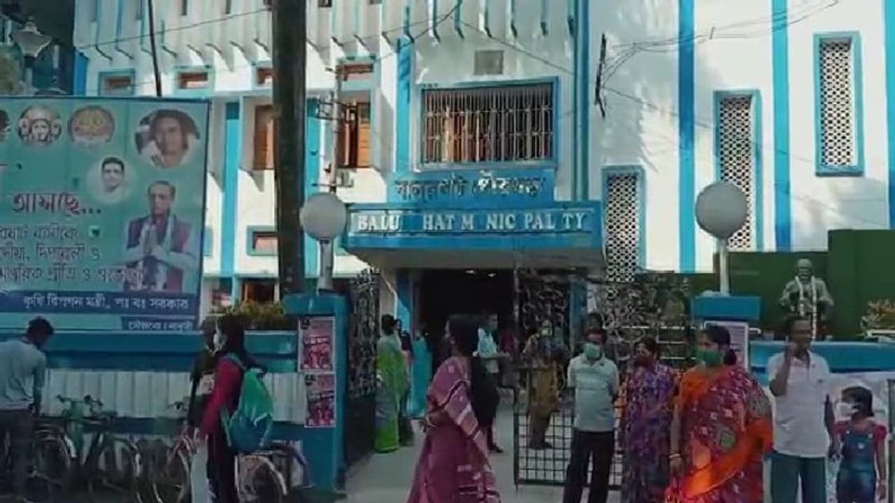 Balurghat BJP : বিজেপি করার অপরাধ, পুরসভার মহিলা কর্মীকে বরখাস্তের অভিযোগ