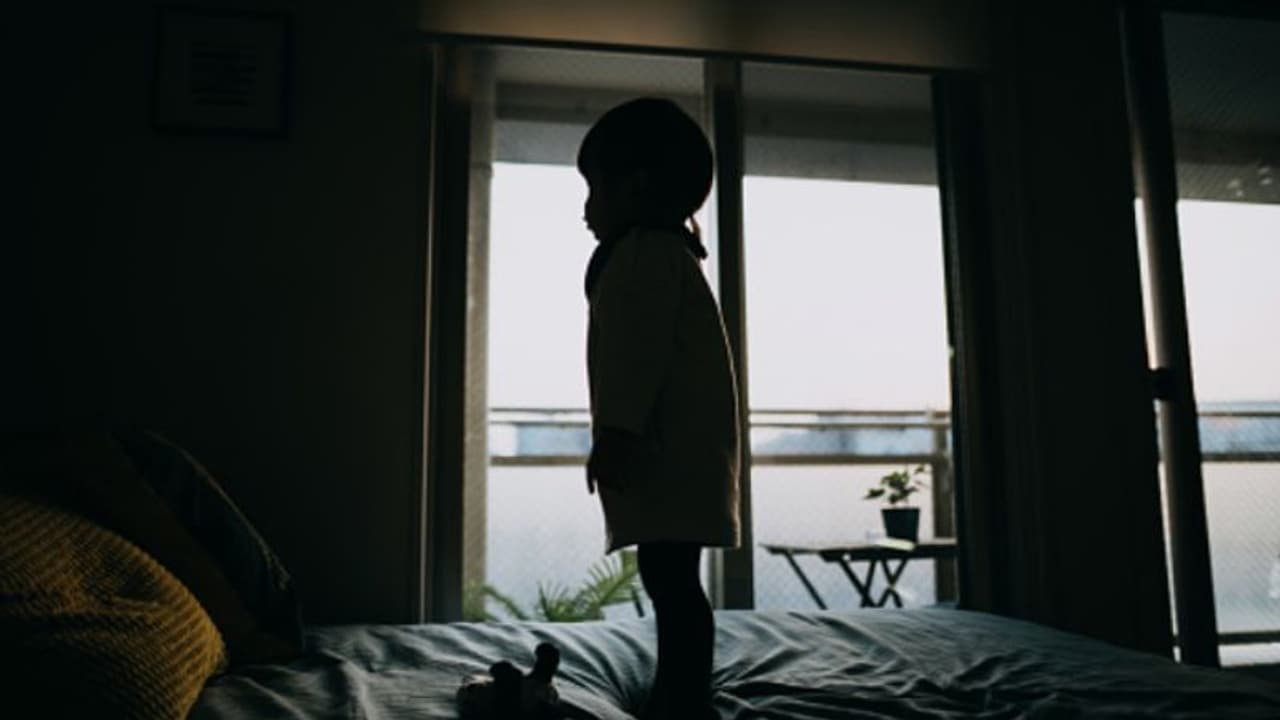 പിഞ്ചുകുട്ടികളെ വീട്ടില്‍ തനിച്ചാക്കി ബാറില്‍ പോയി, അമ്മ അറസ്റ്റില്‍