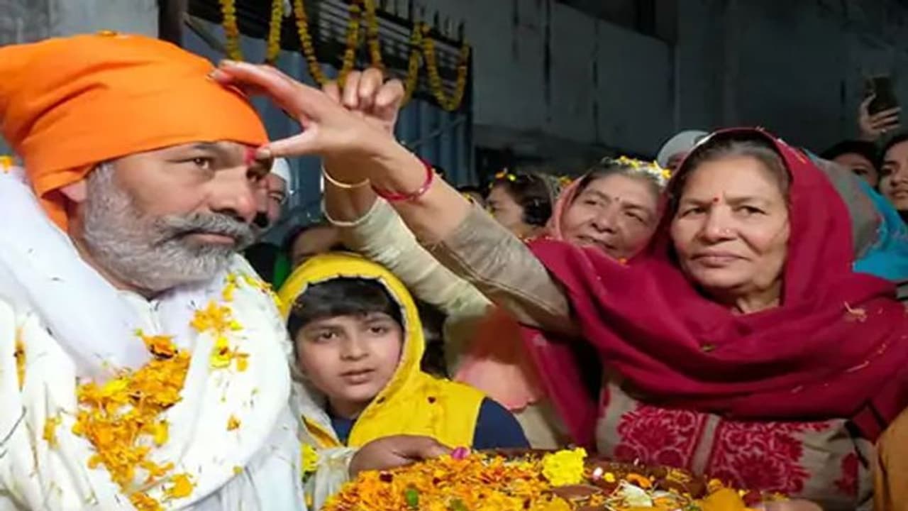 383 दिन बाद घर लौटे राकेश टिकैत का हुआ स्वागत, बोले जमीन और जमीर बिकने नहीं देंगे 383 दिन बाद घर लौटे राकेश टिकैत का हुआ स्वागत, बोले जमीन और जमीर बिकने नहीं देंगे