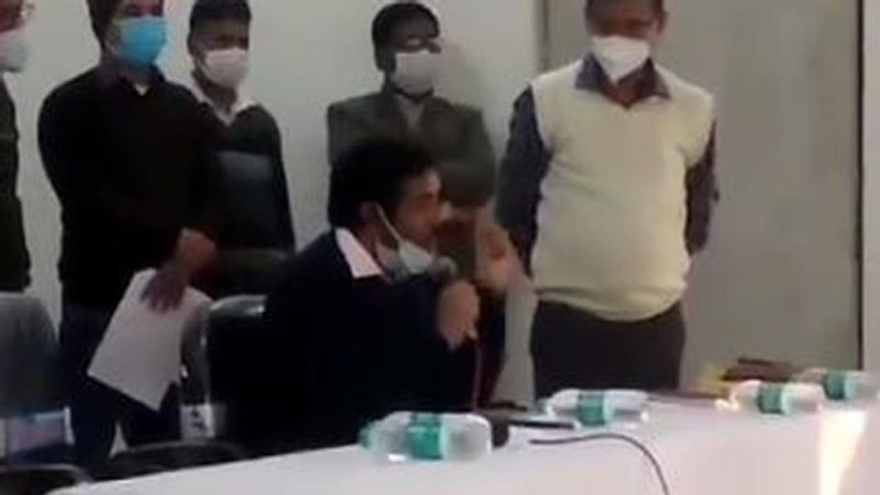 Gwalior | ఉద్యోగులను ఉరి తీస్తానంటూ కలెక్టర్ వార్నింగ్.. వైరల‌వుతున్న వీడియో