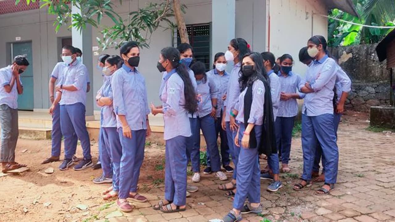 പത്ത്, +1,+2 വിദ്യാർത്ഥികൾക്ക് സ്കൂളുകളിൽ വാക്സീൻ നൽകാനുള്ള സാധ്യത പരിശോധിക്കണമെന്ന് മുഖ്യമന്ത്രി പത്ത്, +1,+2 വിദ്യാർത്ഥികൾക്ക് സ്കൂളുകളിൽ വാക്സീൻ നൽകാനുള്ള സാധ്യത പരിശോധിക്കണമെന്ന് മുഖ്യമന്ത്രി