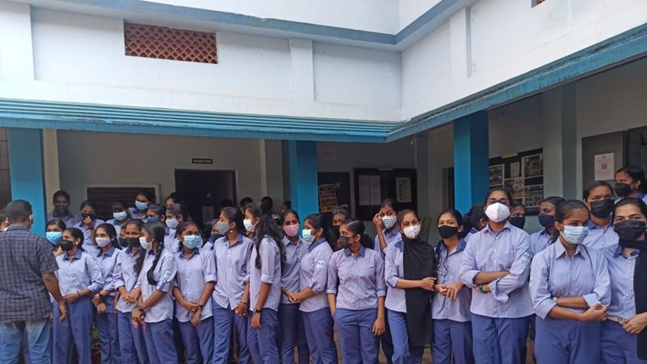 அரசு பள்ளி மாணவர்கள் 1 லட்சம் பேருக்கு ஜாக்பாட்... தமிழக அரசு முக்கிய அறிவிப்பு..! அரசு பள்ளி மாணவர்கள் 1 லட்சம் பேருக்கு ஜாக்பாட்... தமிழக அரசு முக்கிய அறிவிப்பு..!