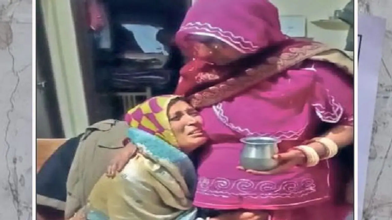 पुलिसवाले ने बीवी को बाथरूम में भूखा बंद कर रखा था..निकली तो कर ली आत्महत्या, मौत से पहले मां से लिपट खूब रोई पुलिसवाले ने बीवी को बाथरूम में भूखा बंद कर रखा था..निकली तो कर ली आत्महत्या, मौत से पहले मां से लिपट खूब रोई