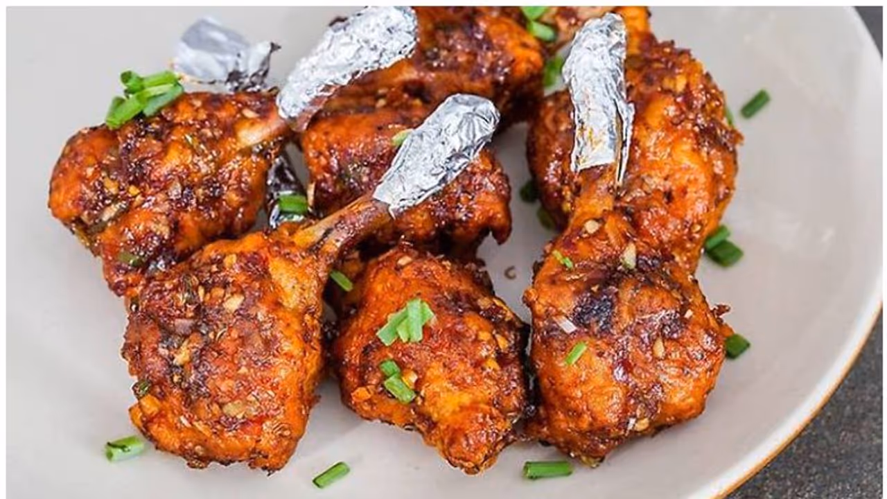 Dharwad: ಚಿಕನ್ ಪೀಸ್ಗಾಗಿ ಜಗಳ, ಬಿಡಿಸಲು ಬಂದಾತ ಸಾವು Dharwad: ಚಿಕನ್ ಪೀಸ್ಗಾಗಿ ಜಗಳ, ಬಿಡಿಸಲು ಬಂದಾತ ಸಾವು