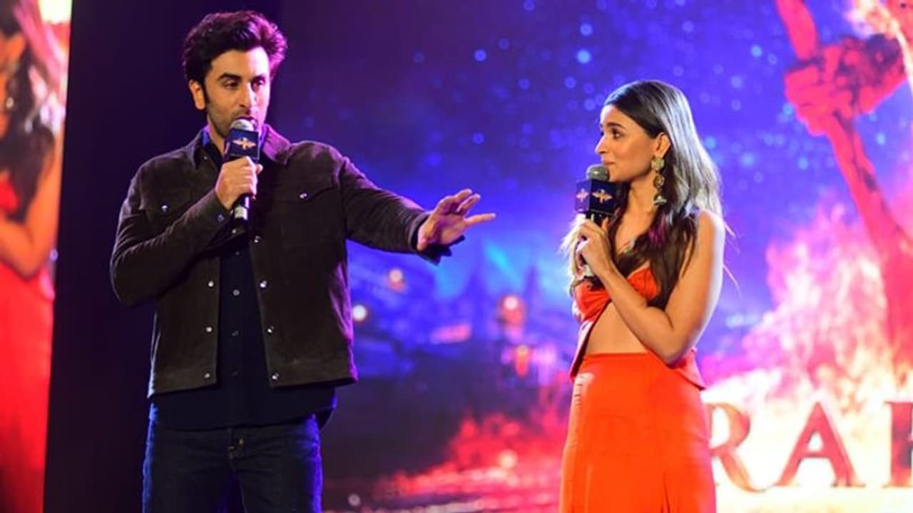 రణబీర్ కపూర్ నోట RRR మాట.. అలియాతో అంత మాట అనేశాడేంటి ? రణబీర్ కపూర్ నోట RRR మాట.. అలియాతో అంత మాట అనేశాడేంటి ?