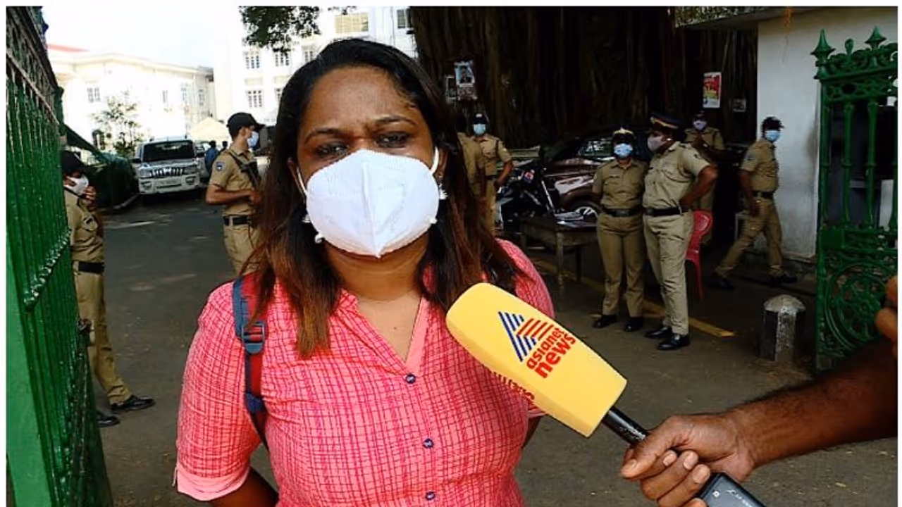 Doctors Strike : 'എങ്കിൽ തുണിയുടുക്കാതെ നടന്നോ'; വനിത ഡോക്ടറെ അപമാനിച്ച് സെക്രട്ടറിയറ്റ് ജീവനക്കാരൻ, കേസ് Doctors Strike : 'എങ്കിൽ തുണിയുടുക്കാതെ നടന്നോ'; വനിത ഡോക്ടറെ അപമാനിച്ച് സെക്രട്ടറിയറ്റ് ജീവനക്കാരൻ, കേസ്