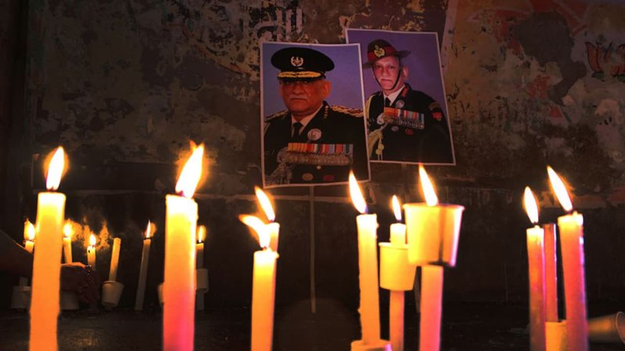 IAF Helicopter Crash : കൊടും തണുപ്പിലും സഹായവുമായി ഓടിക്കൂടിയ ഗ്രാമീണര്‍ക്ക് താങ്ങായി സൈന്യം