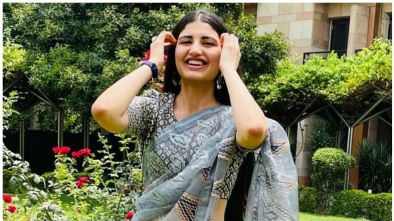 UPSC CSE : സിവിൽ സർവ്വീസ് നേടാൻ മോഡലിംഗ് ഉപേക്ഷിച്ചു; കോച്ചിംഗില്ലാതെ സ്വയം പഠനം; 93ാം റാങ്ക് നേടി ഐശ്വര്യ UPSC CSE : സിവിൽ സർവ്വീസ് നേടാൻ മോഡലിംഗ് ഉപേക്ഷിച്ചു; കോച്ചിംഗില്ലാതെ സ്വയം പഠനം; 93ാം റാങ്ക് നേടി ഐശ്വര്യ